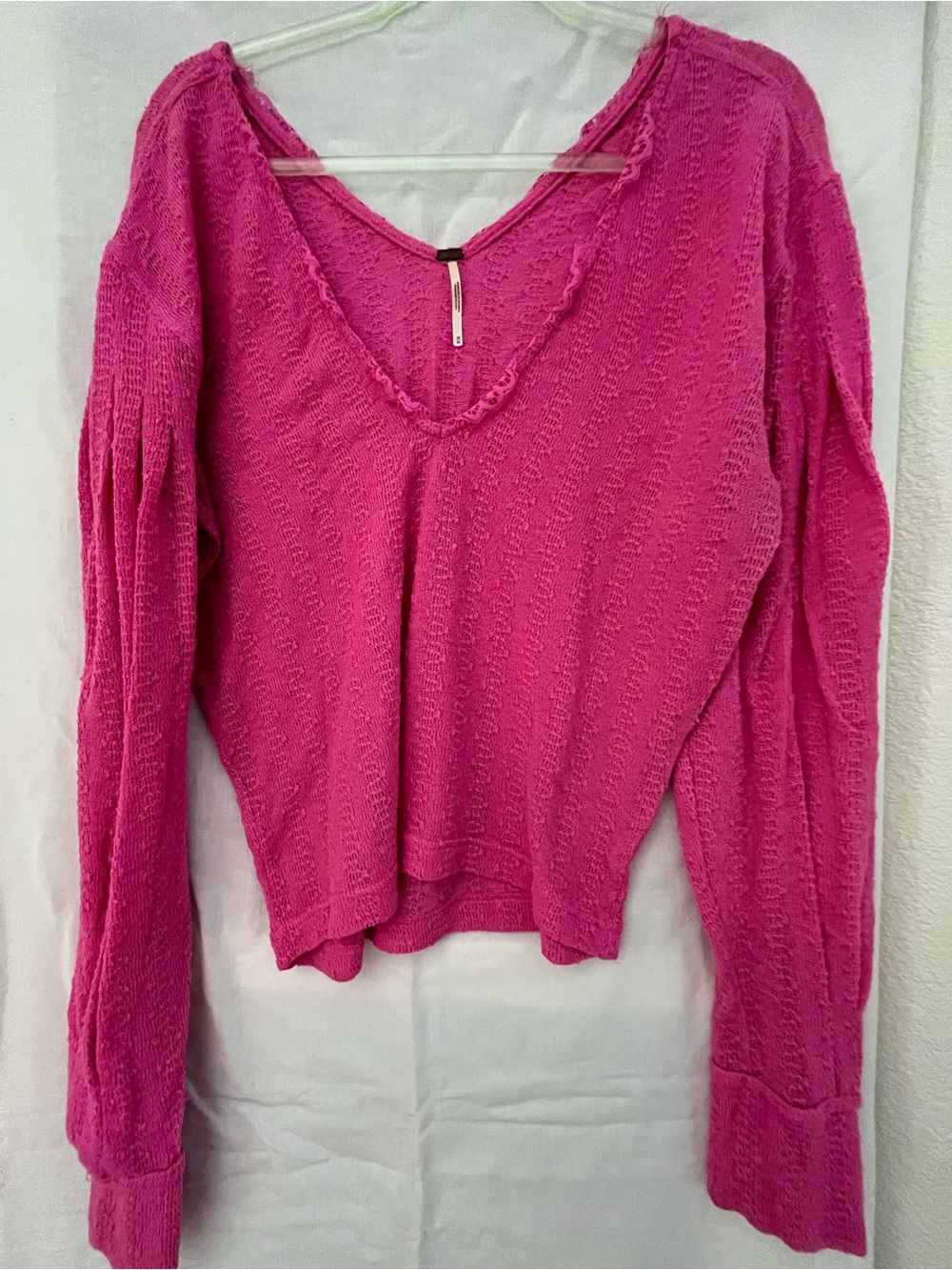 FREE PEOPLE Women's Hot Pink V-Neck Lightweight Knit Top